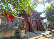 不止西南聯(lián)大，一位作家對十所抗戰(zhàn)內(nèi)遷大學(xué)的追尋　　這是一場持續(xù)8年的行走，和十條穿越硝煙的遷徙之路。2017年春，四川作家聶作平……[詳細(xì)]